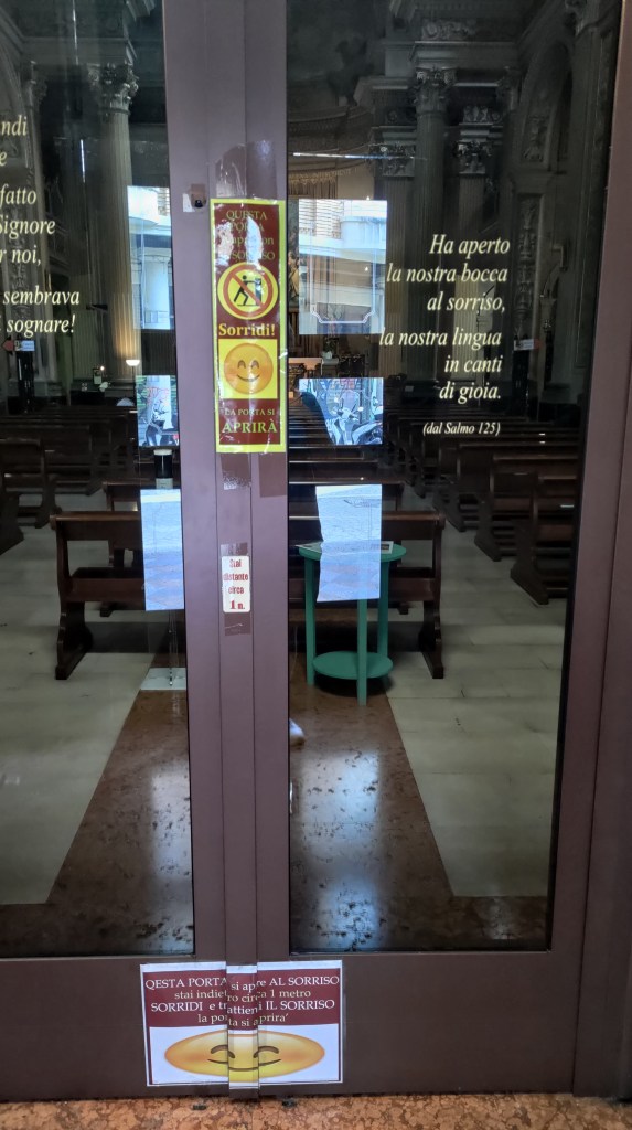 L'entrata alla Chiesa di Santa Maria Maddalena a Bologna dove si può entrare solo sorridendo 