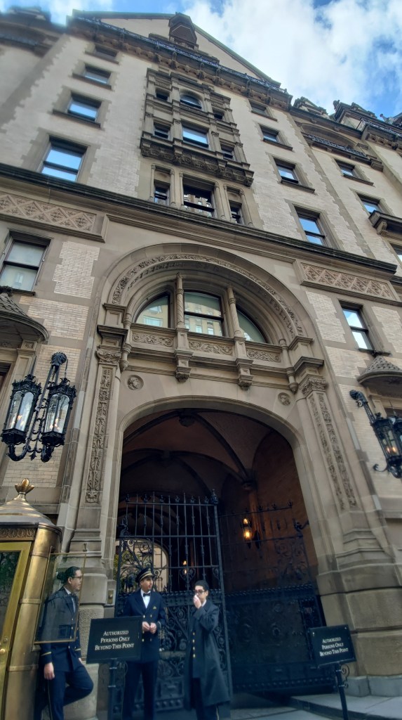 L’ingresso del Dakota Building dove John Lennon fu ucciso, New York, USA