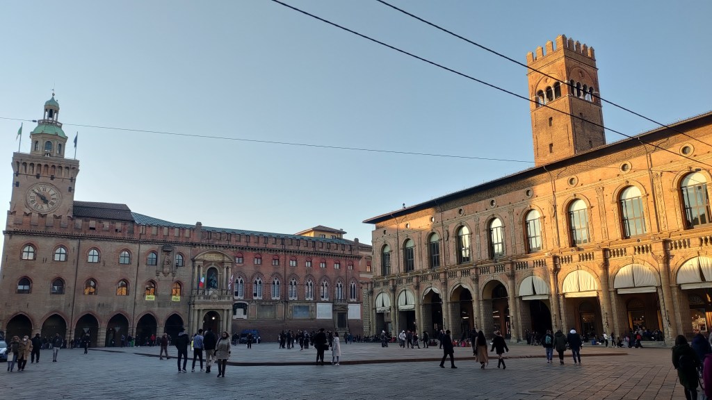 Piazza Maggiore a Bologna con Palazzo d'Accursio e il Palazzo del Podestà con la Torre di Palazzo Re Enzo