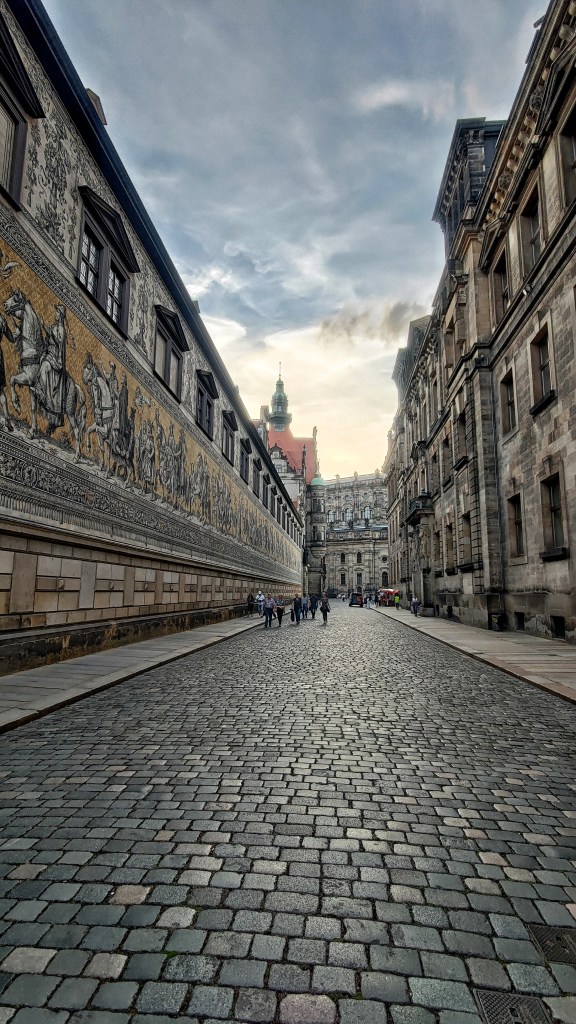 Il Fürstenzug, sulla facciata del Palazzo Reale, formato da quasi 25.000 mattonelle di porcellana, lungo 100 metri e alto addirittura 10. Dresda, Germania