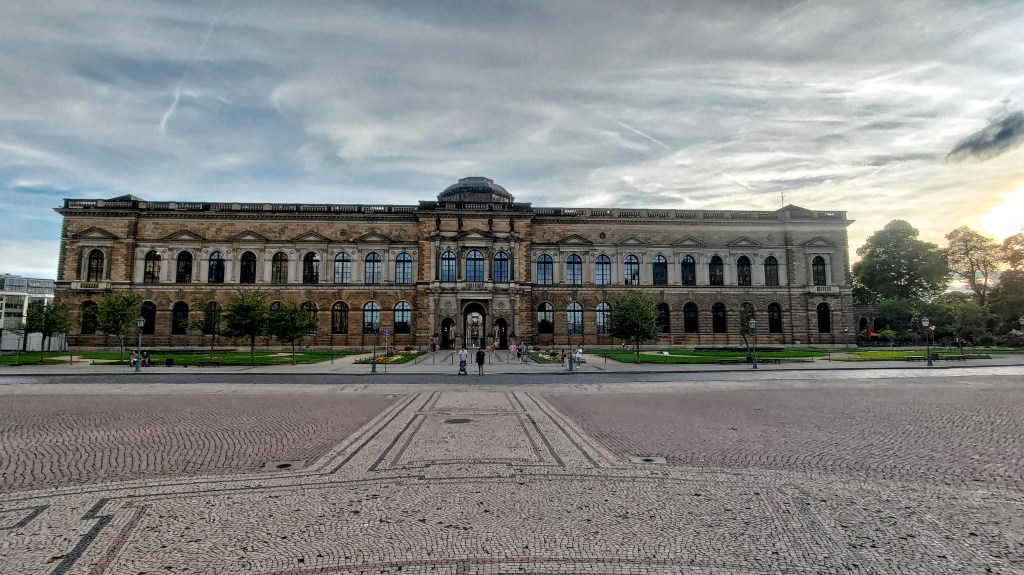 La facciata del padiglione Sempergalerie dello Zwinger affacciato sulla Theaterplatz a Dresda, Sassonia, Germania