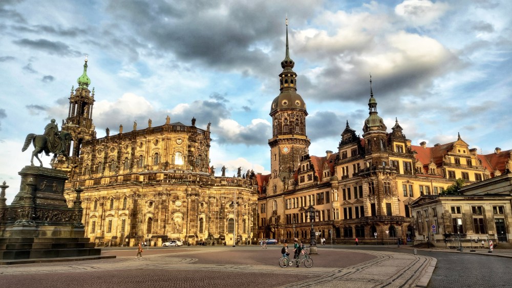 La meravigliosa Theaterplatz di Dresda con le luci del tramonto, Germania