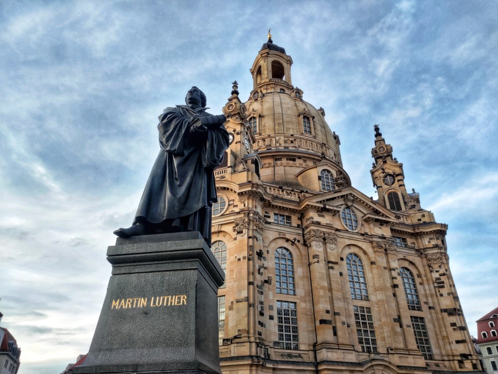 La statua di Martin Lutero davanti alla Frauenkirche nella Neumarkt di Dresda