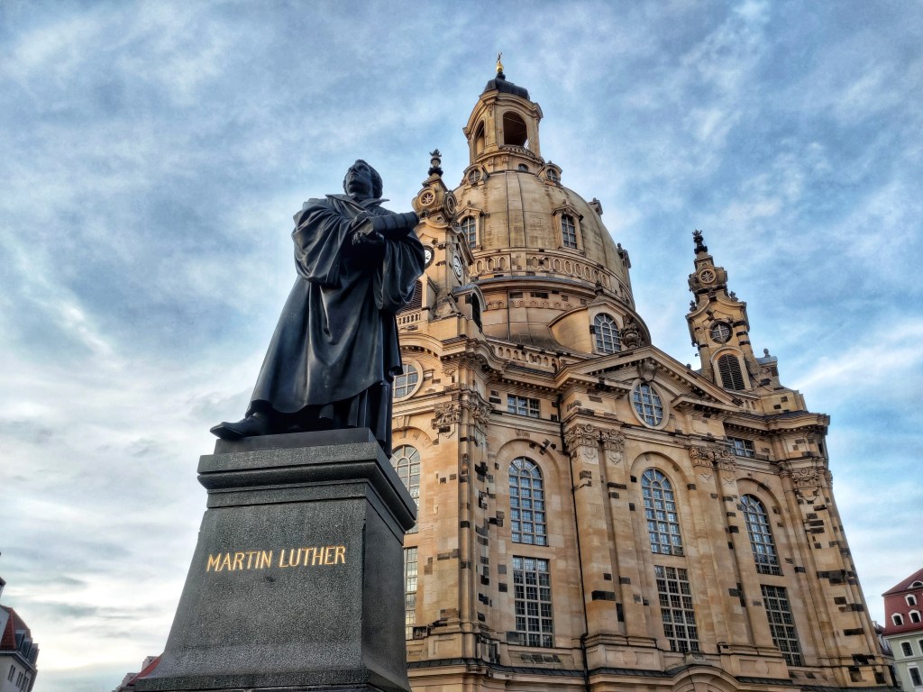 La Frauenkirche nella Neumarkt con la statua di Martin Lutero davanti, Dresda, Germania