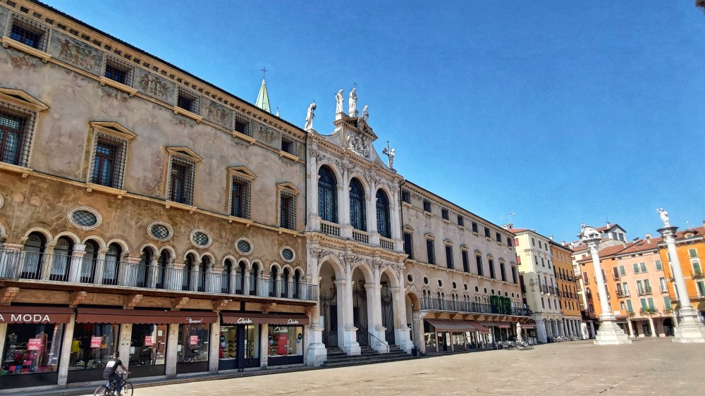 La grande facciata del Palazzo del Monte di Pietà affacciata su Piazza dei Signori, Vicenza, Veneto