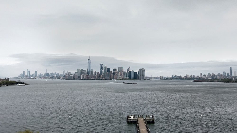 Lo Skyline di Manhattan visto dalla Statua della Libertà, New York, USA