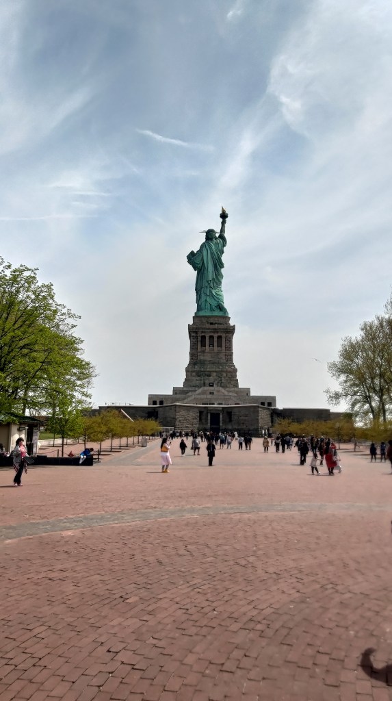 La Statua della Libertà di New York vista da dietro, in una prospettiva poco conosciuta