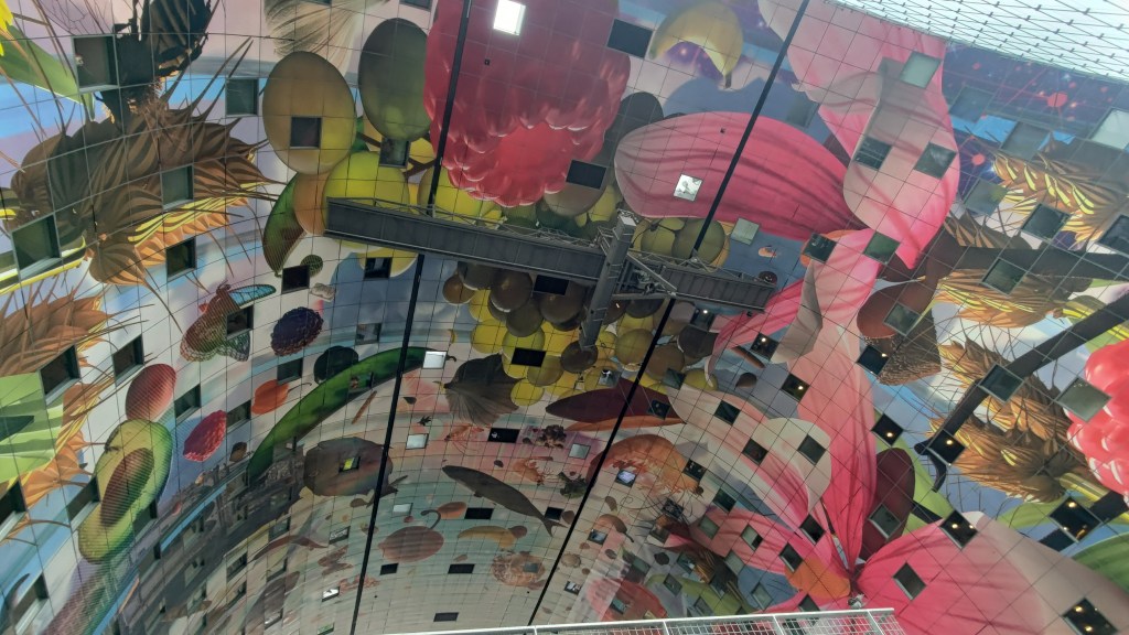 L'enorme murale nel mercato coperto di Rotterdam: il Markthal, Olanda