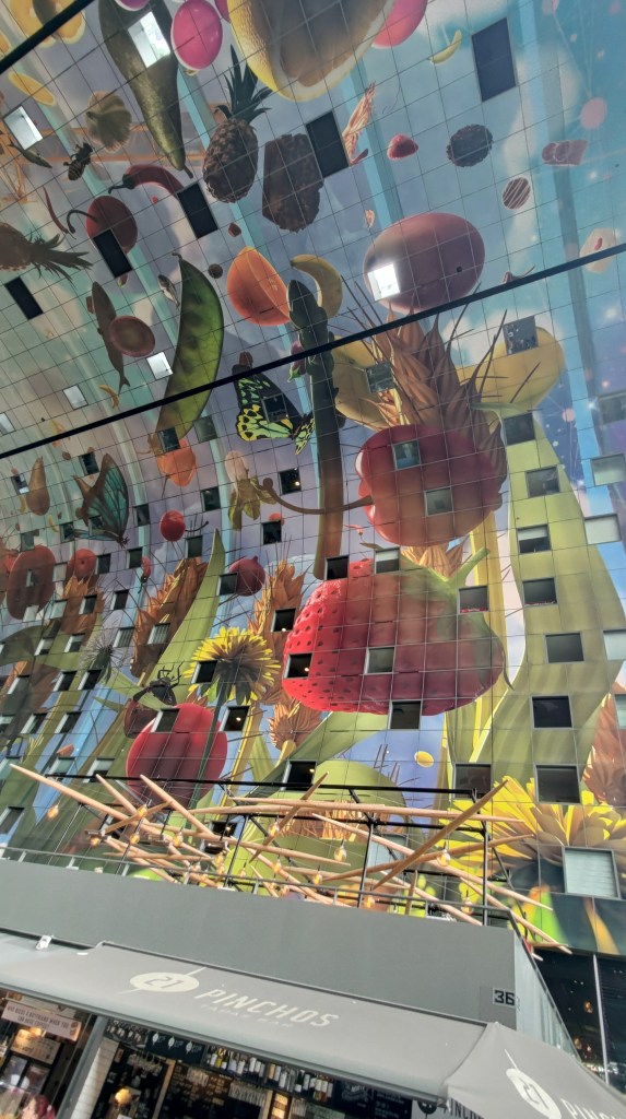 Particolare del murale del Markthal di Rotterdam, Olanda