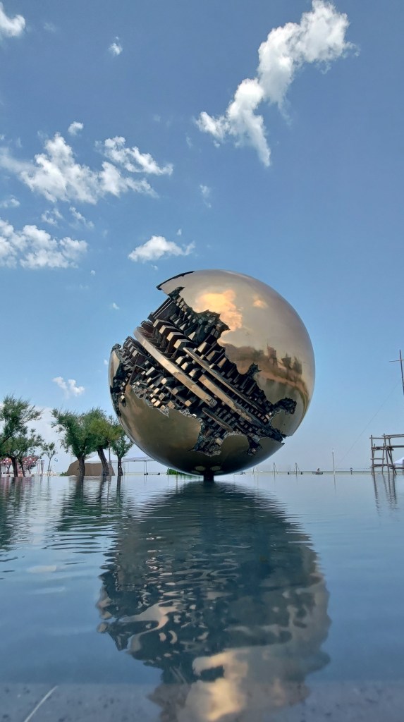 La Sfera Grande di Pomodoro sul Lungomare di Pesaro, Marche