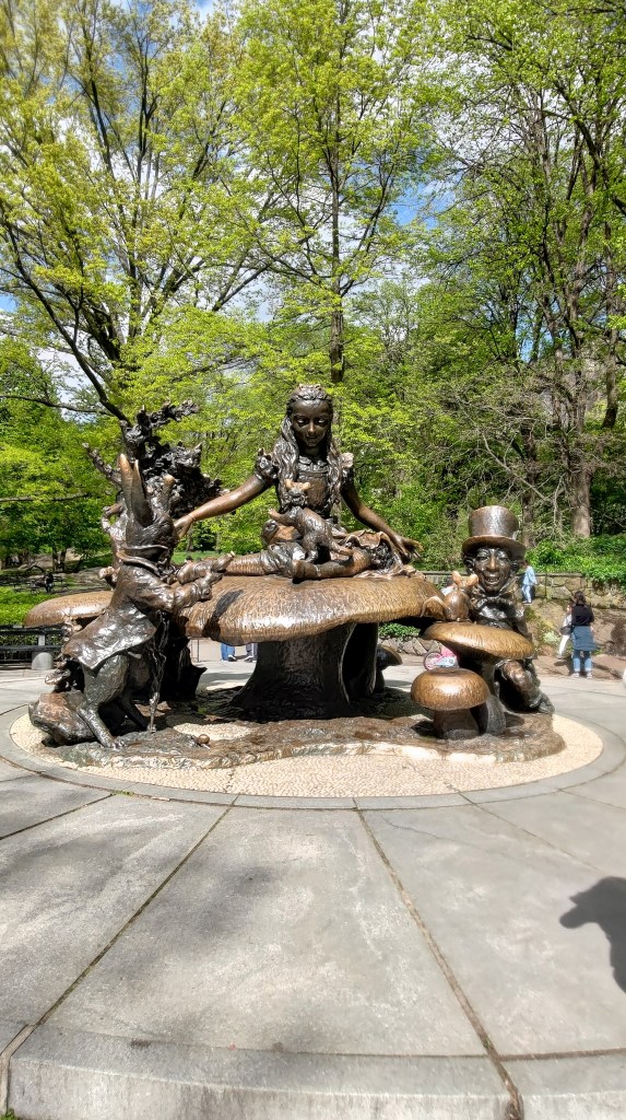 Il gruppo di statue di Alice nel Paese delle Meraviglie a Central Park, New York, USA