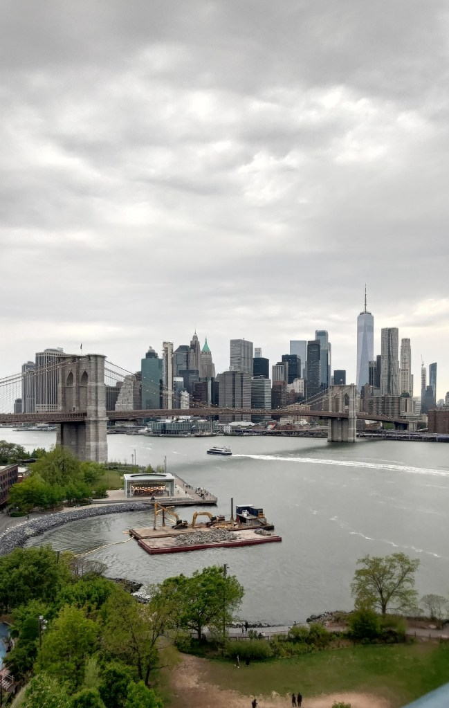 L'iconico Ponte di Brooklyn e lo skyline di Lower Manhattan visti dal Manhattan Bridge a New York