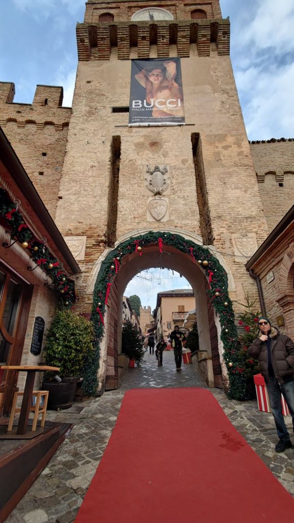 La Torre dell'Orologio, o Porta Firau, l'accesso principale al borgo di Gradara, Marche