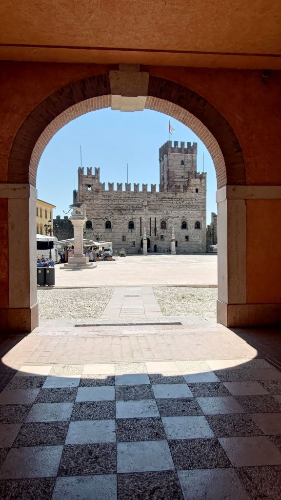 Vista sul Castello Inferiore in Piazza degli Scacchi a Marostica, Veneto