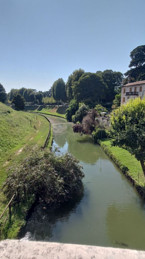 Il fossato di Cittadella con l'acqua, Veneto