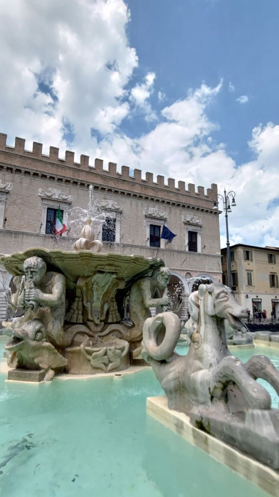 Piazza del Popolo di Pesaro con la fontana, detta "La Pupilla", e il Palazzo Ducale sullo sfondo. Pesaro, Marche