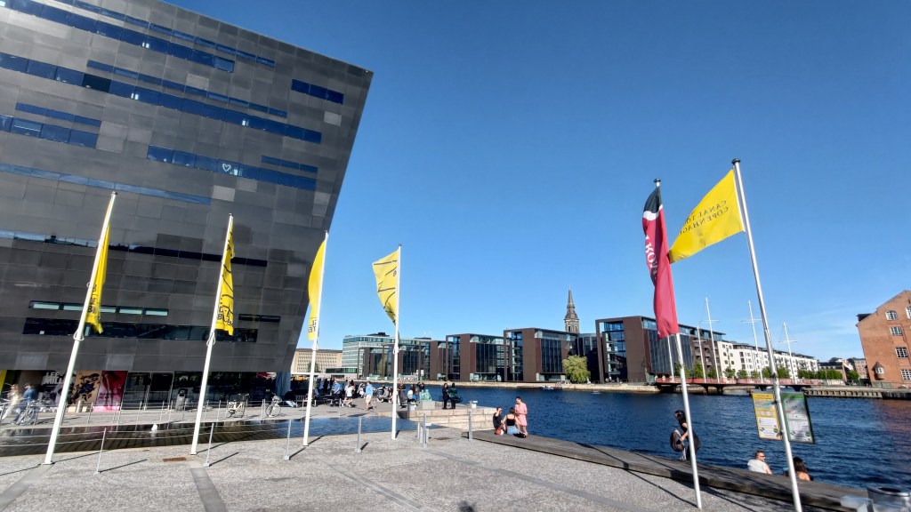 L'enorme Biblioteca Reale di Copenaghen affacciata sul porto cittadino e detta "Diamante nero". Copenaghen, Danimarca