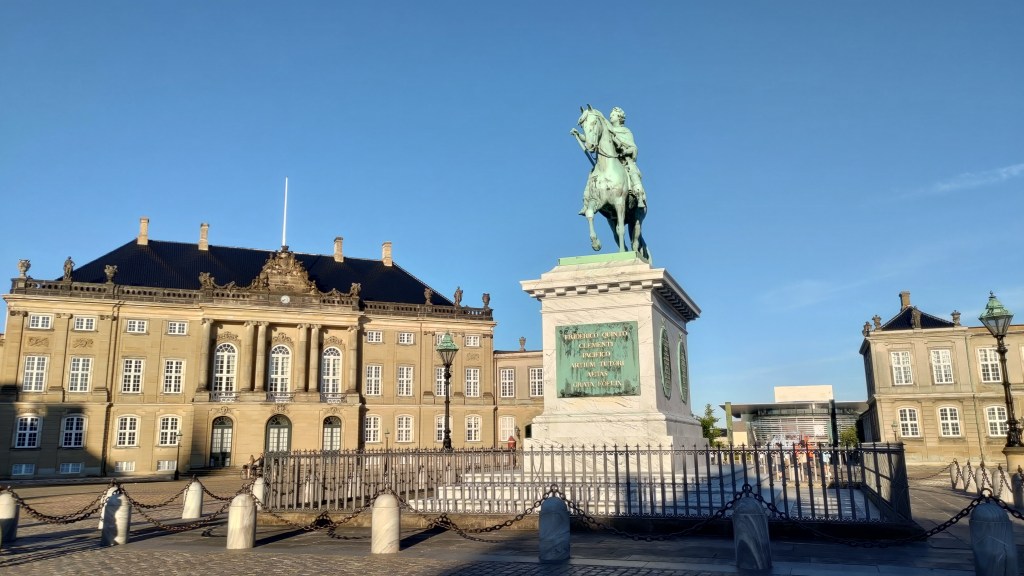 La statua equestre di Federico V presso il Palazzo di Amalienborg, la residenza della famiglia reale della Danimarca, Copenaghen 