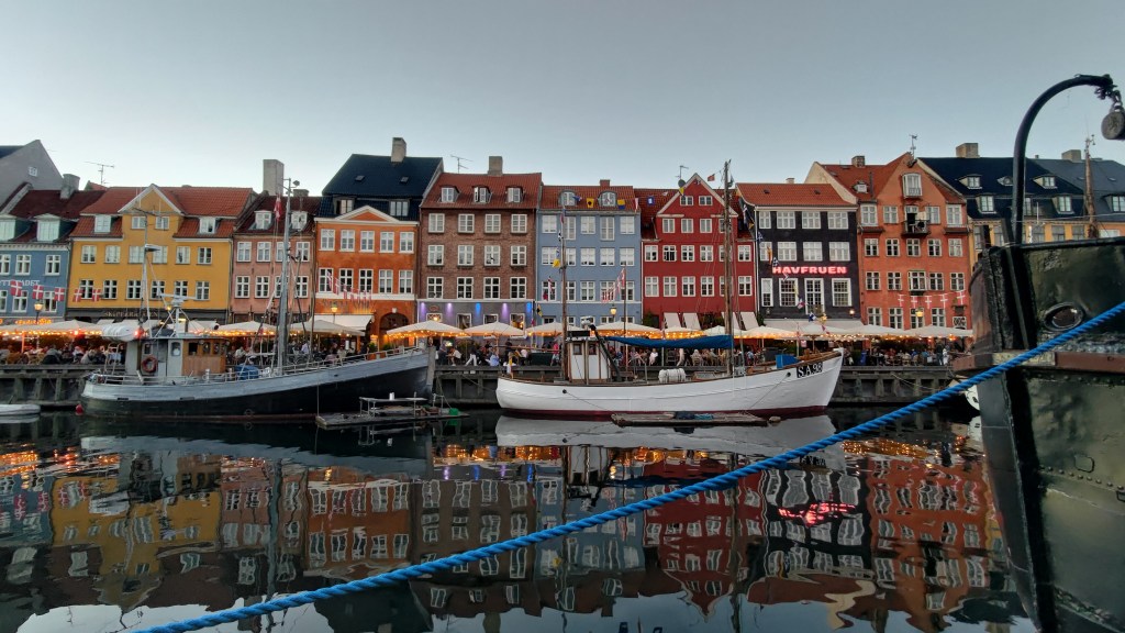 Il colorato e caratteristico porto di Nyhavn a Copenaghen, Danimarca 