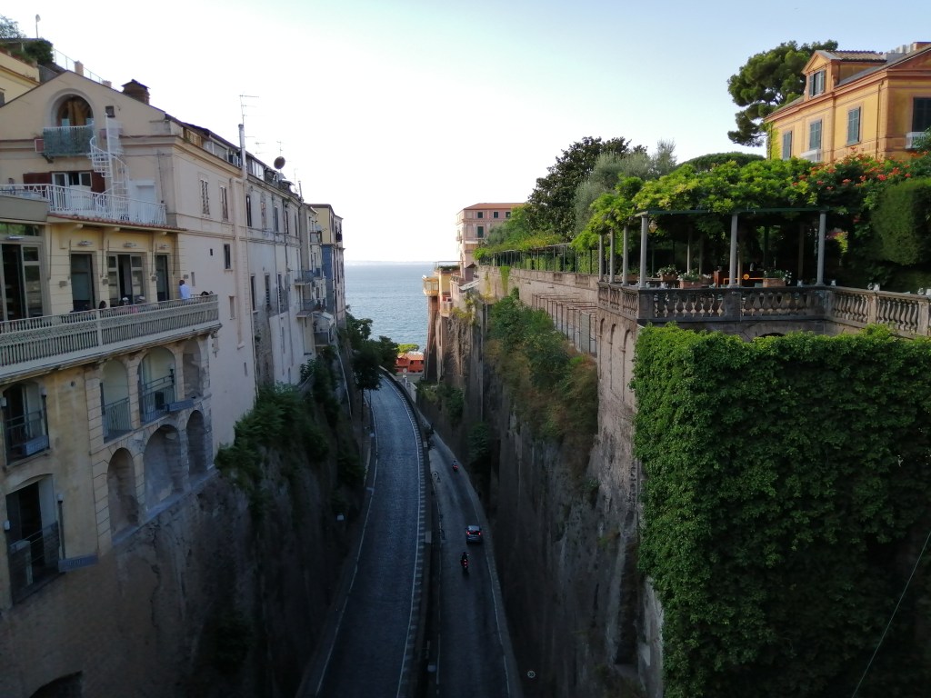 Panorama da Piazza Tasso sul vallone sottostante, Sorrento, Campania
