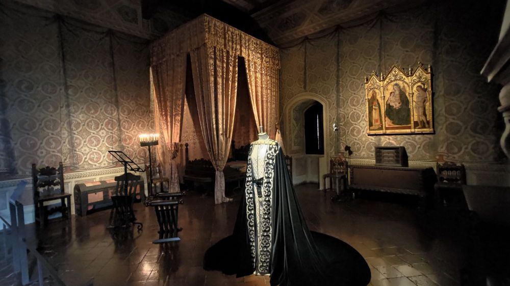 La camera dove Paolo e Francesca consumarono il loro amore proibito nella Rocca di Gradara, Marche