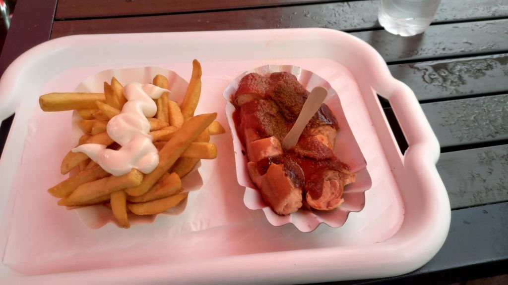Currywurst con patatine a Hannover