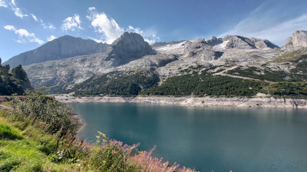 Il Lago Fedaia ai piedi di una parte del grande Massiccio della Marmolada, Trentino Alto Adige, Italia