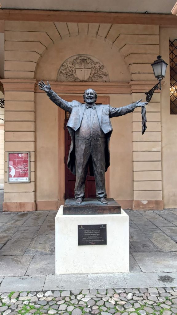La famosa statua dedicata a Pavarotti, uno dei più importanti tenori italiani, nei pressi del Teatro Comunale cittadino, Modena, Emilia Romagna