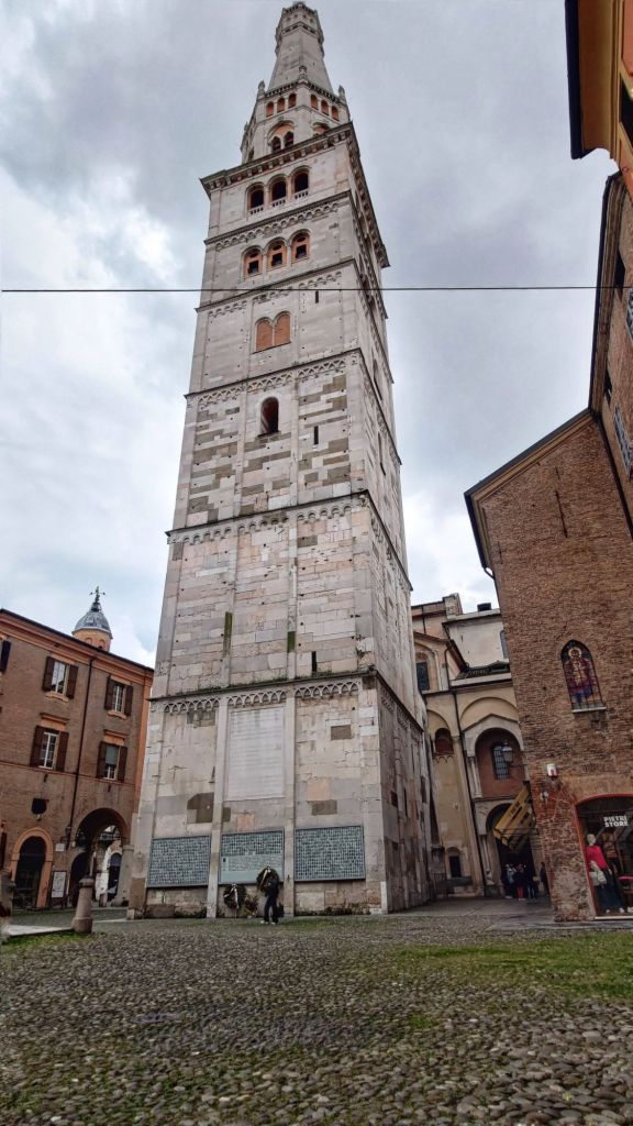 La Ghirlandina, il simbolo più celebre di Modena, nei pressi del Duomo cittadino, Emilia Romagna