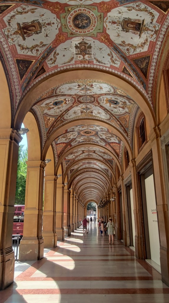 I bellissimi portici affrescati di Via Farini nel centro storico di Bologna, oggi dichiarati Patrimonio unesco