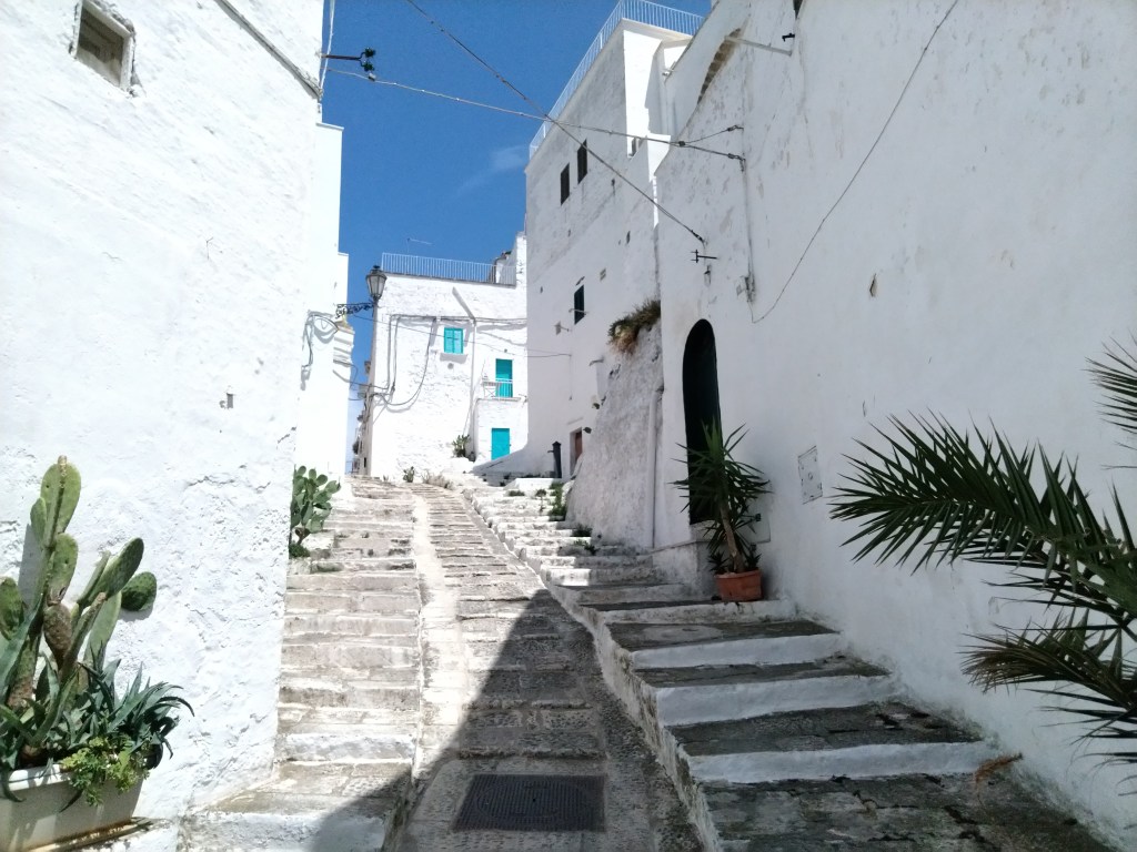 I vicoli tra le case bianche di Ostuni, in Puglia