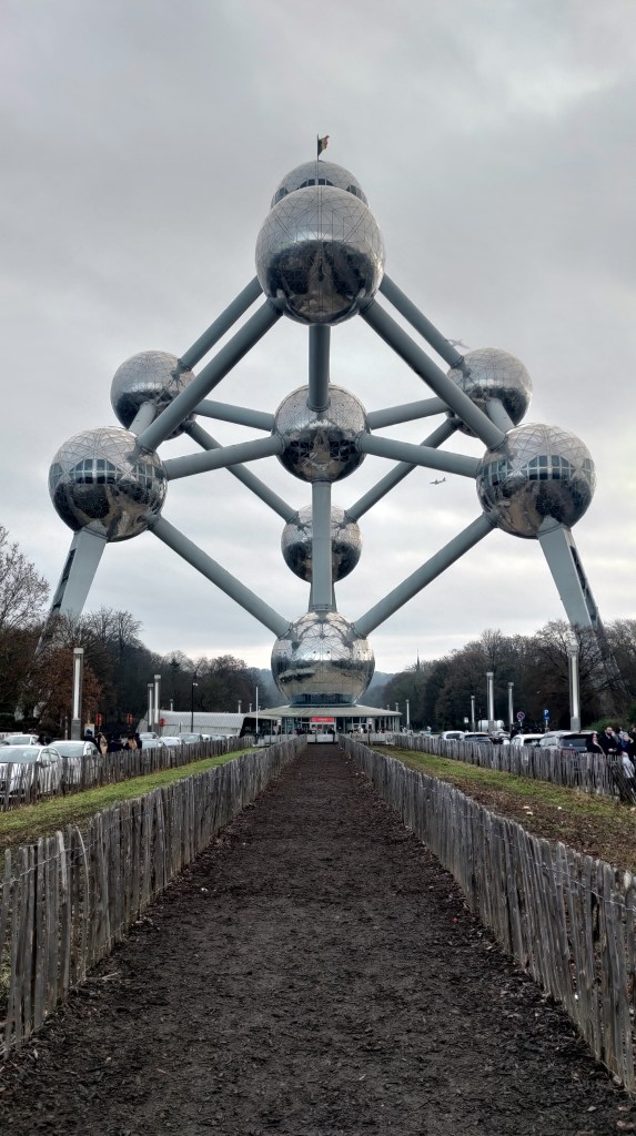 L'Atomium è uno dei monumenti più famosi di Bruxelles e rappresenta i 9 atomi di una cella unitaria di un cristallo di ferro
