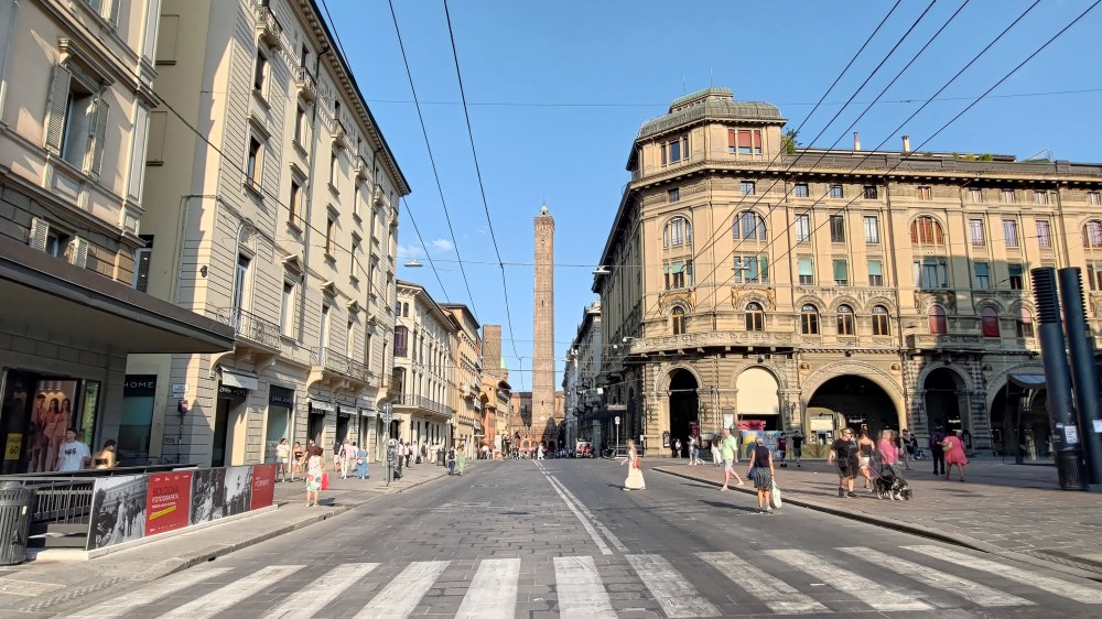 Via Rizzoli con le Due Torri sullo sfondo, Bologna, Emilia Romagna