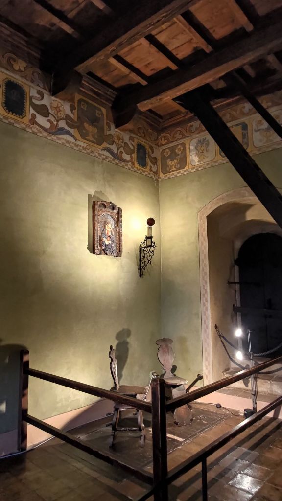 La camera dove Paolo e Francesca consumarono il loro amore proibito nella Rocca di Gradara, Marche