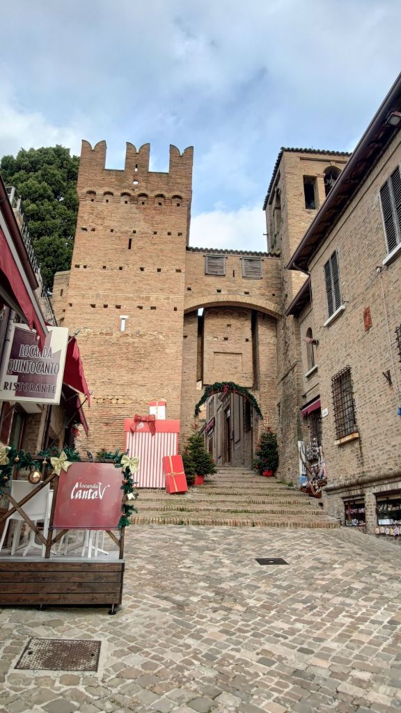 Uno scorcio di Gradara, il borgo medievale delle Marche dove Paolo e Francesca vissero la loro travagliata storia d'amore raccontata da Dante Alighieri nella Divina Commedia