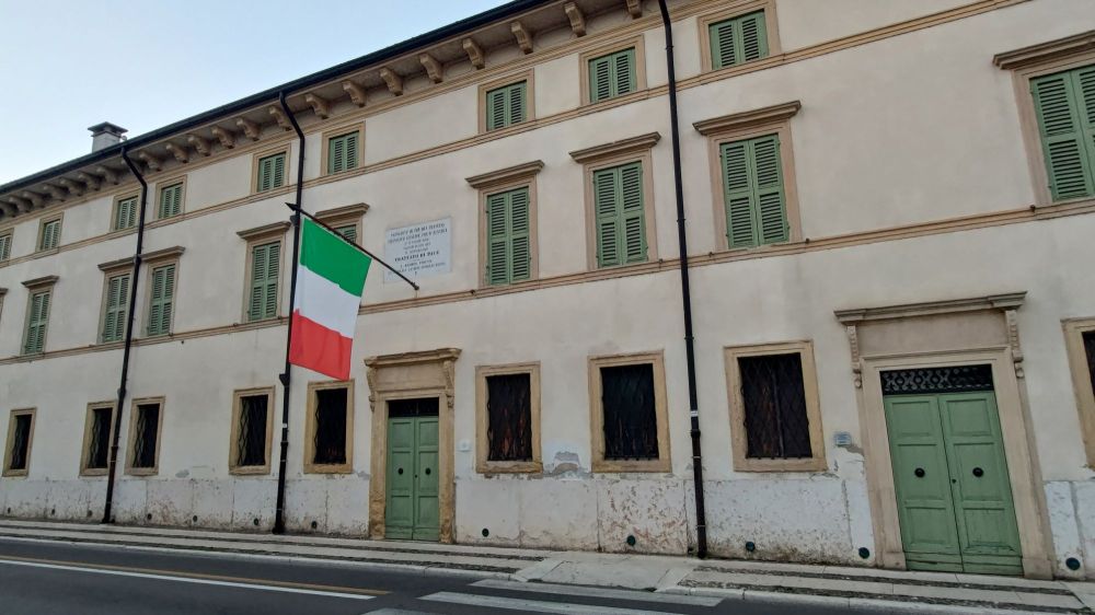 Palazzo Bottagisio, conosciuto come la Casa del Trattato, dove venne stipulato l'armistizio di Villafranca nel 1859 tra Napoleone III di Francia e Franco Giuseppe d'Austria. Villafranca di Verona, Veneto