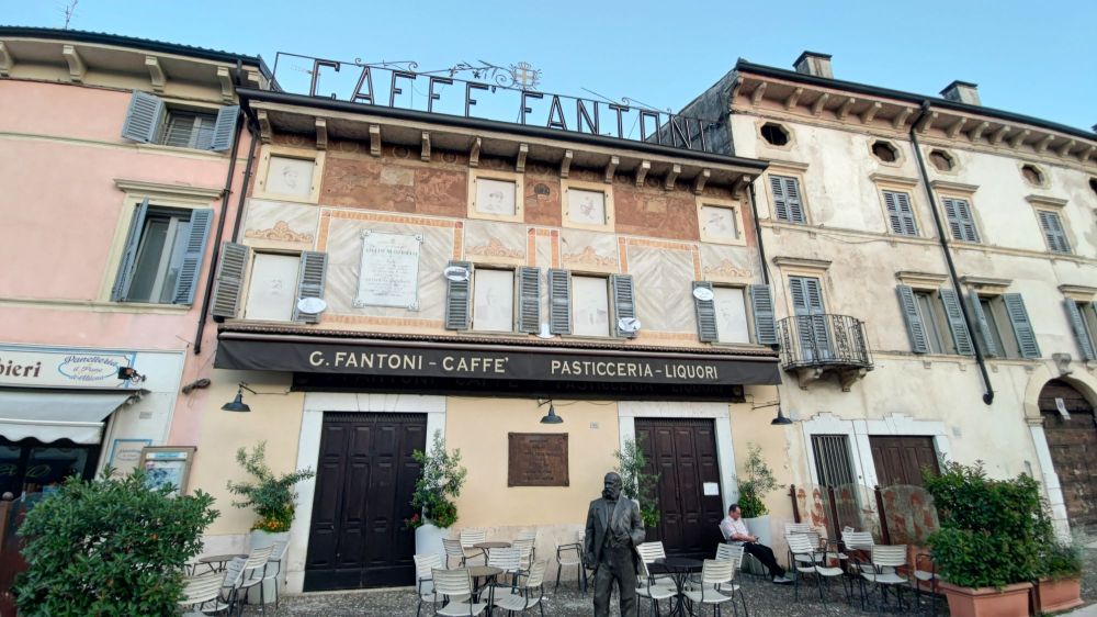 Il famoso Caffè Fantoni nel centro di Villafranca di Verona, Veneto