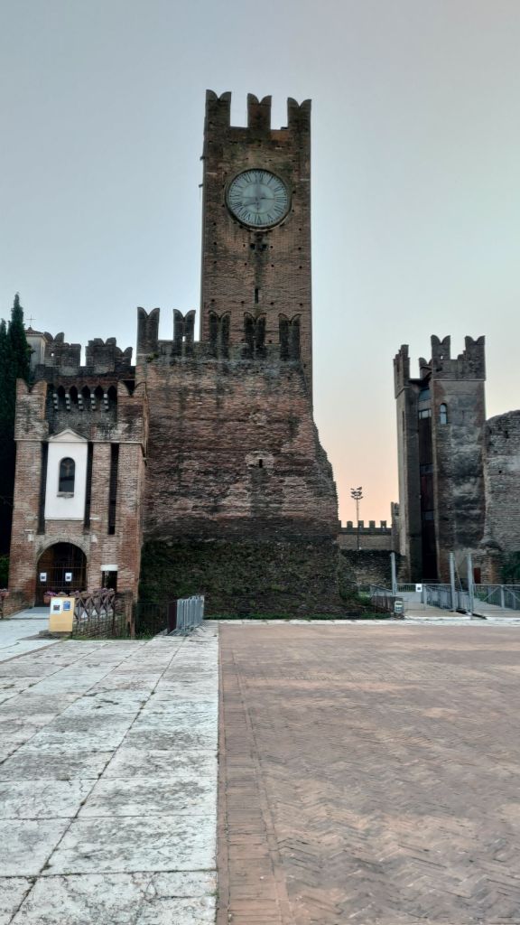 La Torre dell'Orologio del Castello Scaligero a Villafranca, Veneto