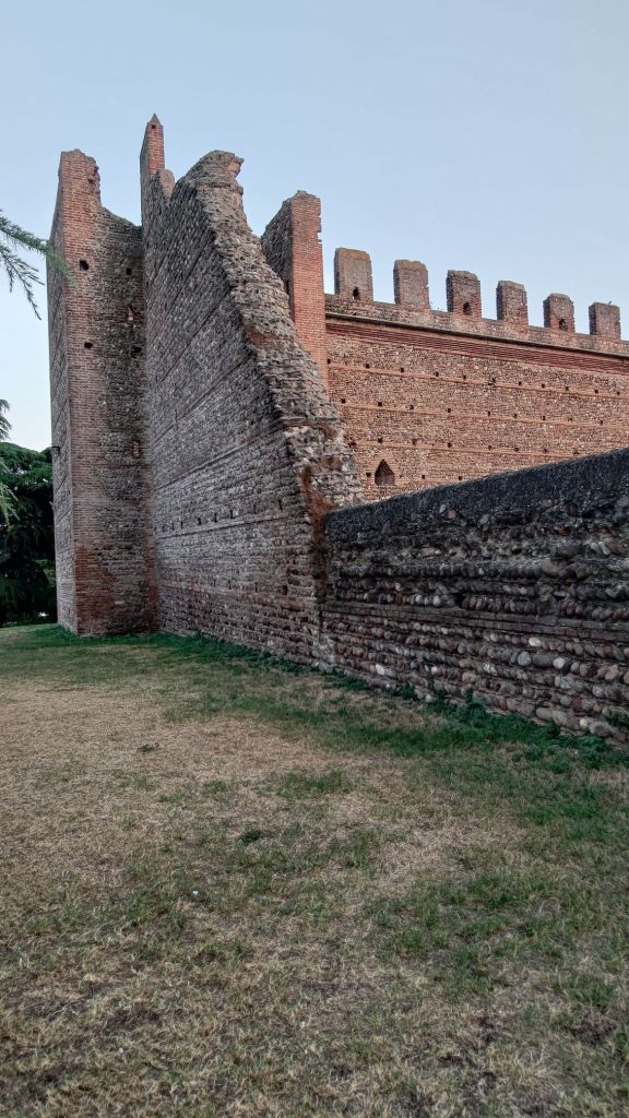 Particolare delle mura del Castello di Villafranca di Verona, in Veneto