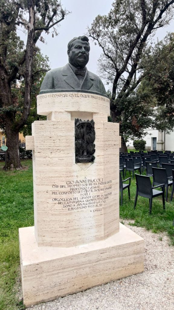 Il mezzobusto di Giovanni Pascoli a San Mauro Pascoli, in Romagna