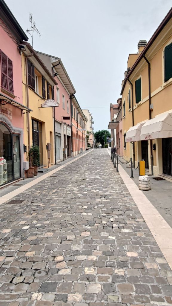 Una via del centro storico di San Mauro Pascoli, in Emilia Romagna