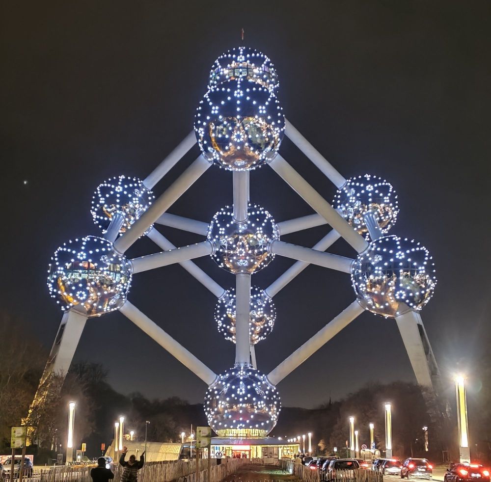 L'Atomium di Bruxelles illuminato a Natale, Belgio