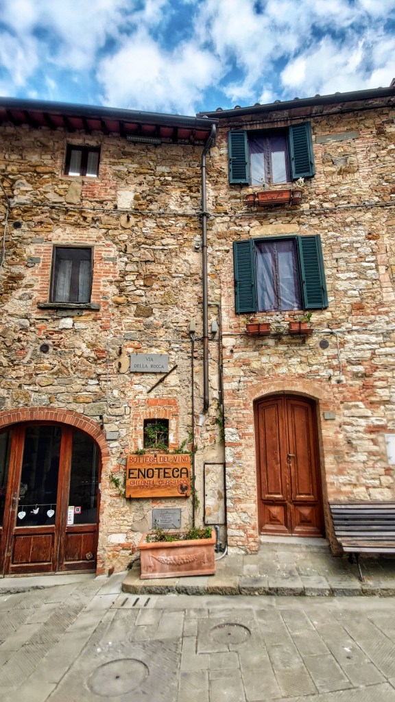 Particolare di alcuni edifici storici nel borgo di Castellina in Chianti, Toscana