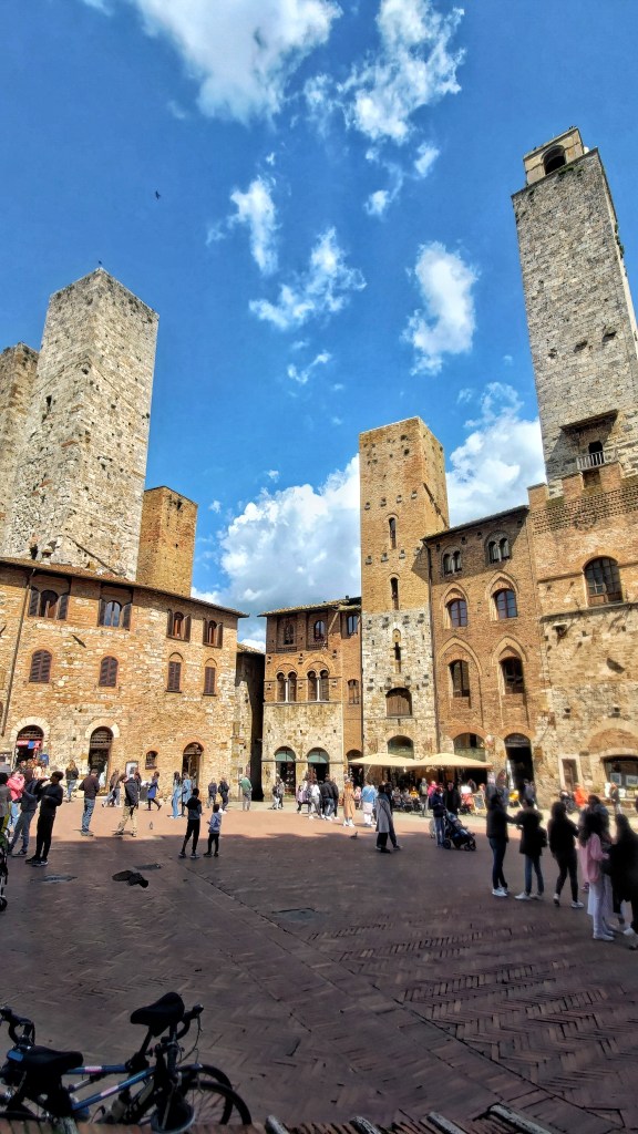 Piazza Duomo a San Gimignano, in Toscana