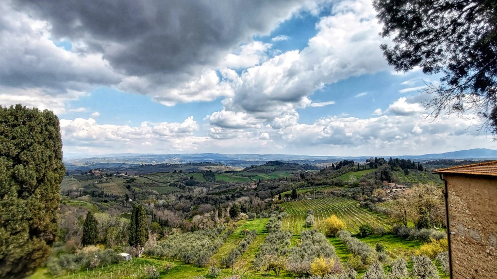 Vista panoramica sulle colline intorno a San Gimignano, in Toscana