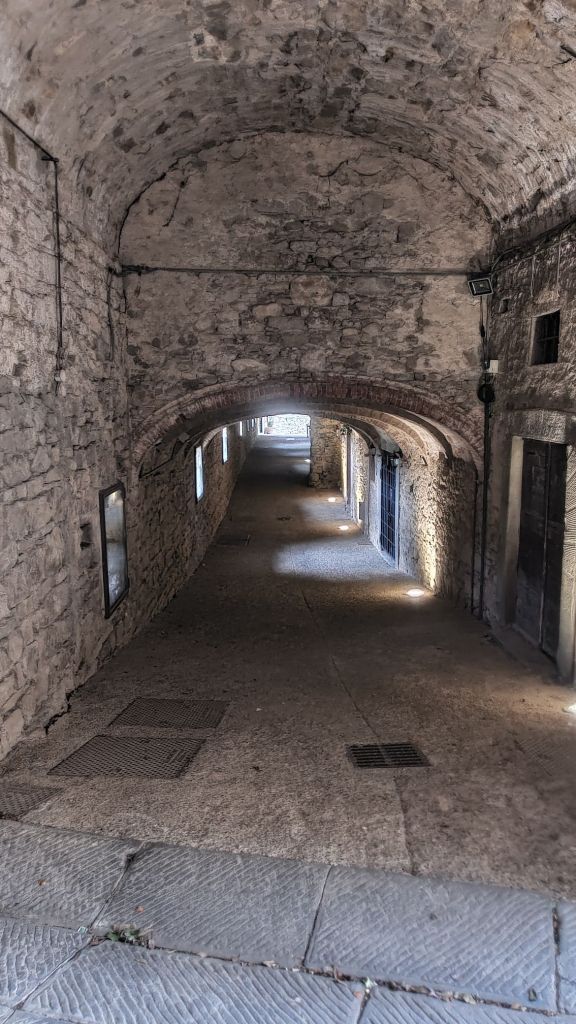 La caratteristica Via delle Volte a Castellina in Chianti, Toscana