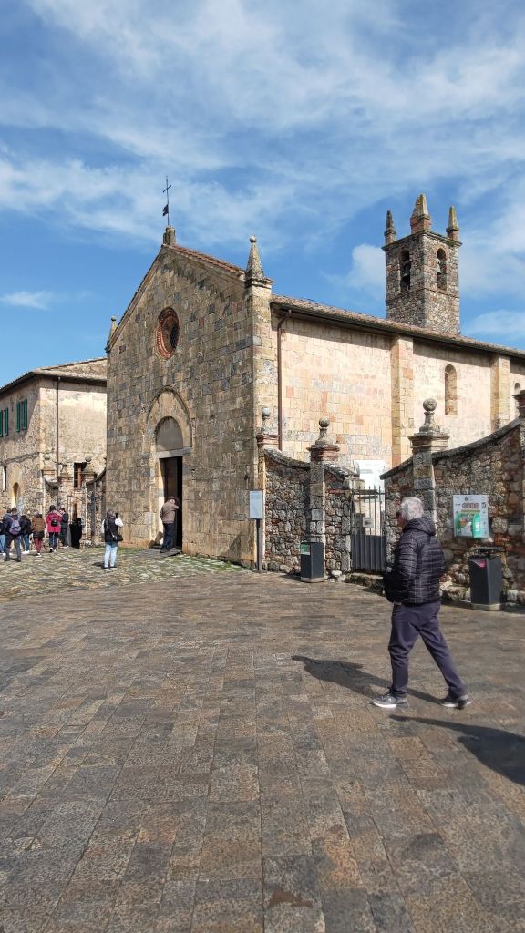 La Chiesa di Santa Maria Assunta con la facciata duecentesca nel borgo storico di Monteriggioni, Toscana