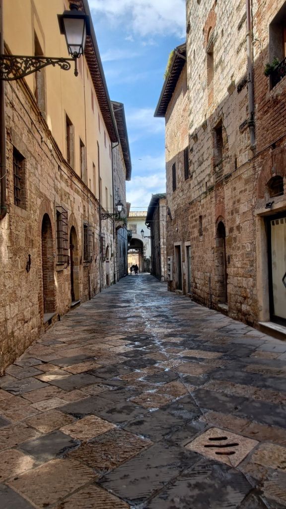 Vicolo nella parte alta di Colle di Val d'Elsa, in Toscana