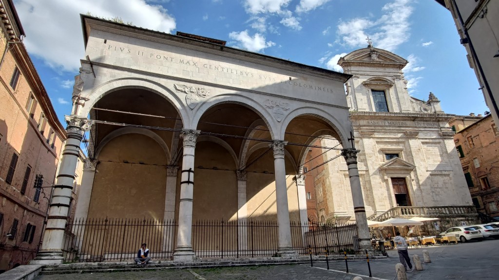 Le Logge del Papa, una loggia monumentale edificata nel 1462 per volontà diretta di Papa Pio II, il senese Enea Piccolomini