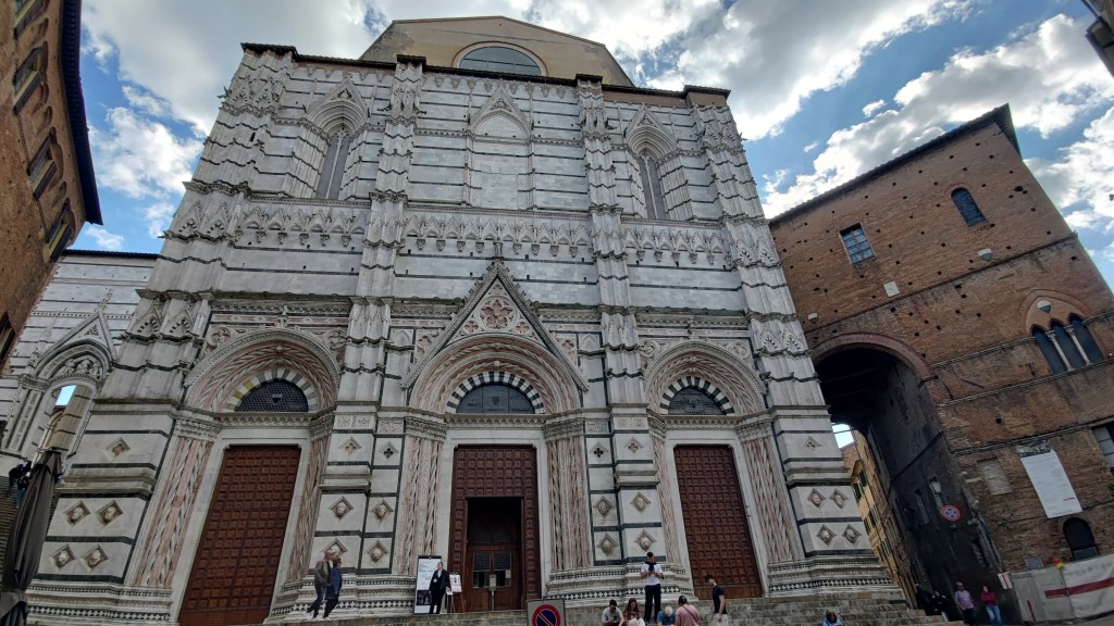 La facciata del Battistero di Siena